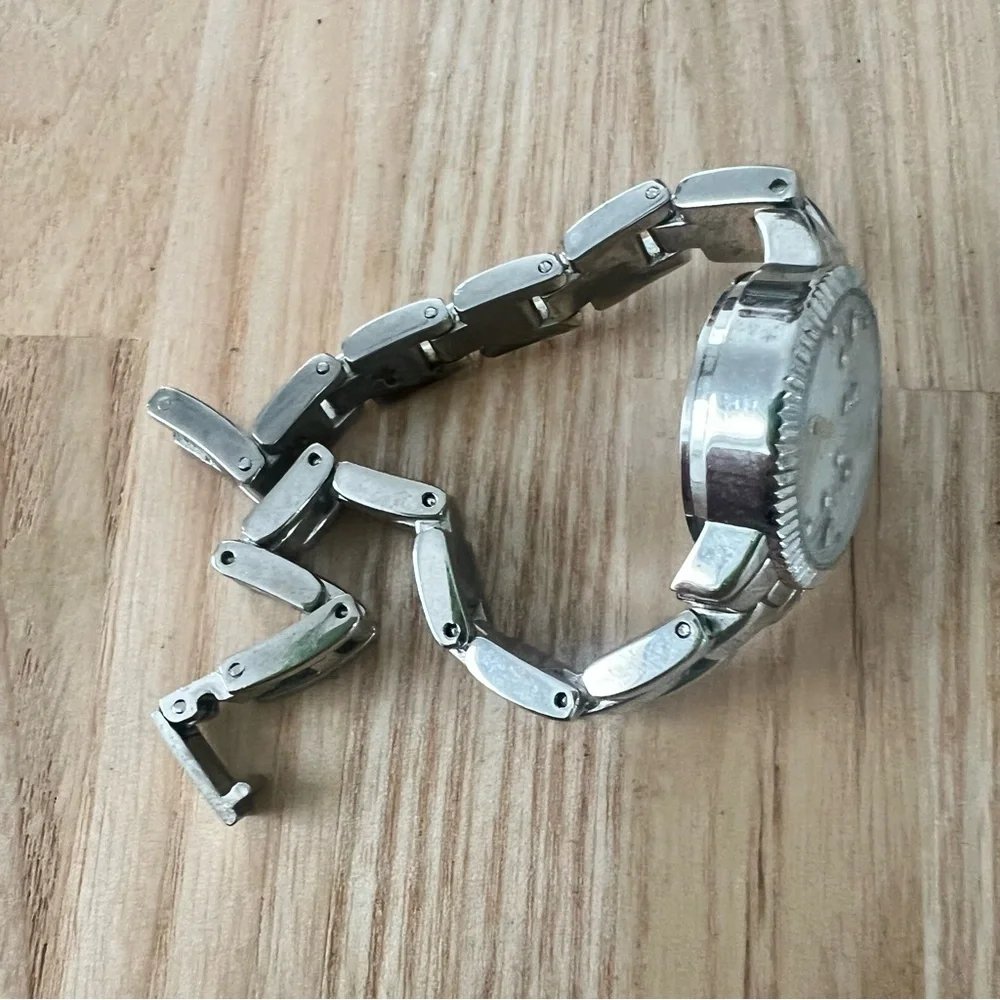 Unbranded ladies silver tone bracelet watch NEW BATTERY
